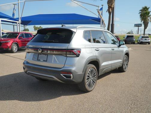Pyrite Silver Metallic 2025 Volkswagen Taos 1.5T SE