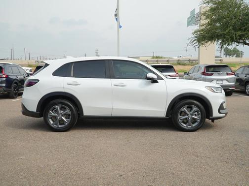 Platinum White Pearl 2026 Honda HR-V LX