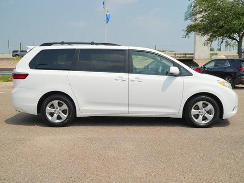 2017 Toyota Sienna LE