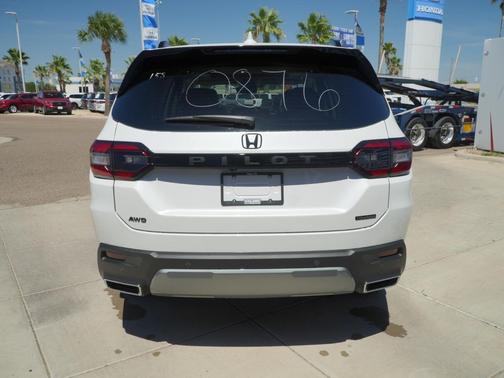 Platinum White Pearl 2026 Honda Pilot Touring 8-Passenger