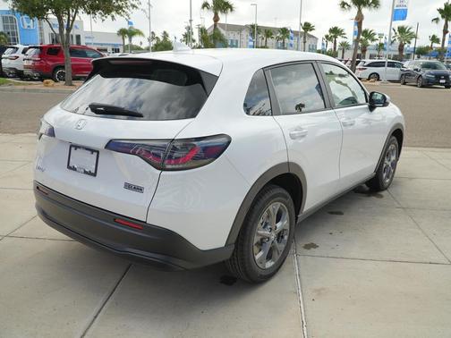 Platinum White Pearl 2026 Honda HR-V LX