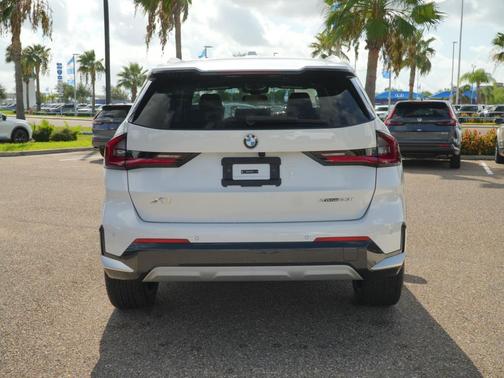 Mineral White Metallic 2025 BMW X1 xDrive28i