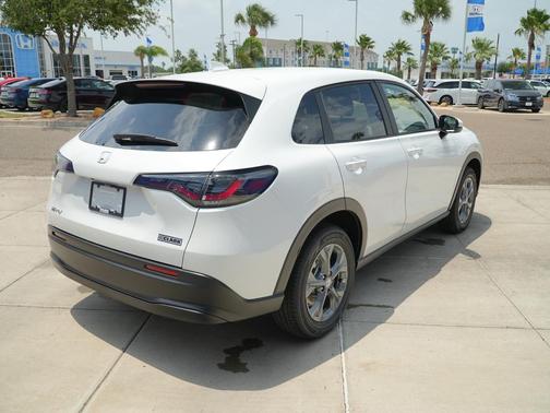 Platinum White Pearl 2027 Honda HR-V LX