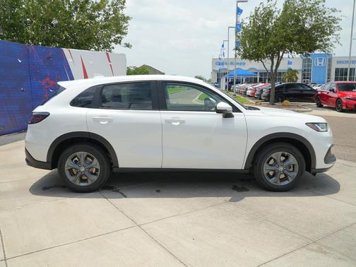 Platinum White Pearl 2027 Honda HR-V LX