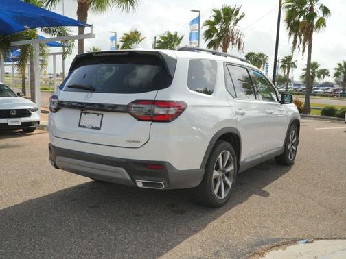 Platinum White Pearl 2023 Honda Pilot Touring 8-Passenger
