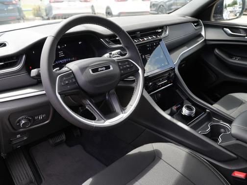 Silver Zynith 2025 Jeep Grand Cherokee Laredo