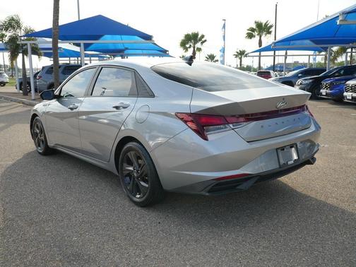 Shimmering Silver Pearl 2021 Hyundai ELANTRA SEL
