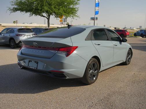 2022 Hyundai ELANTRA SEL