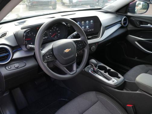Mosaic Black Metallic 2025 Chevrolet Trax LS