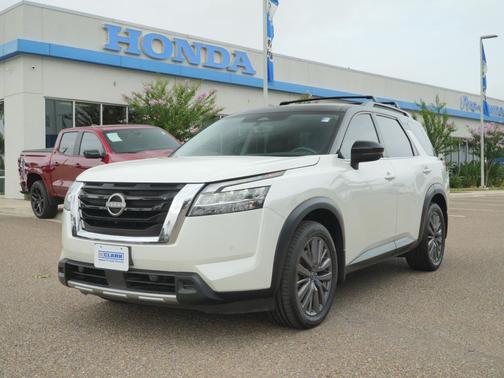 Pearl White Tricoat/Super Black 2023 Nissan Pathfinder SL FWD