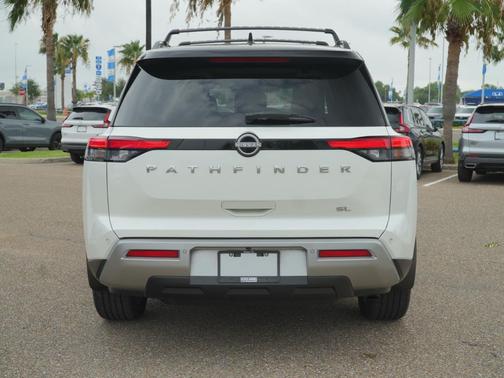 Pearl White Tricoat/Super Black 2023 Nissan Pathfinder SL FWD