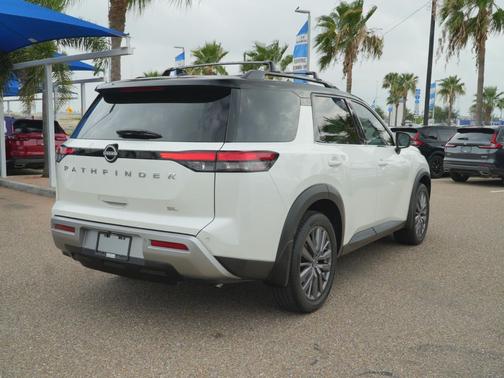 Pearl White Tricoat/Super Black 2023 Nissan Pathfinder SL FWD