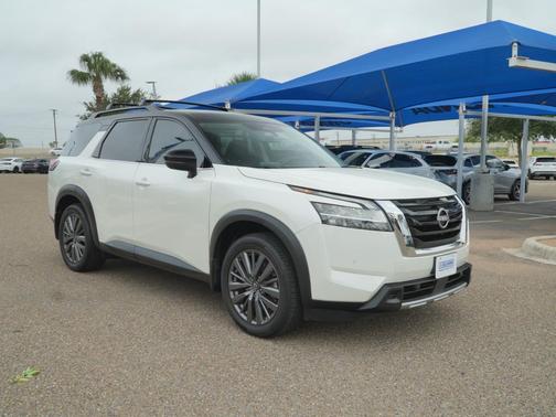 Pearl White Tricoat/Super Black 2023 Nissan Pathfinder SL FWD
