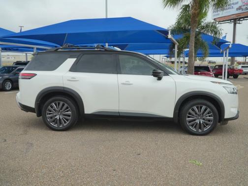 Pearl White Tricoat/Super Black 2023 Nissan Pathfinder SL FWD