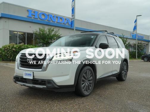 Pearl White Tricoat/Super Black 2023 Nissan Pathfinder SL FWD