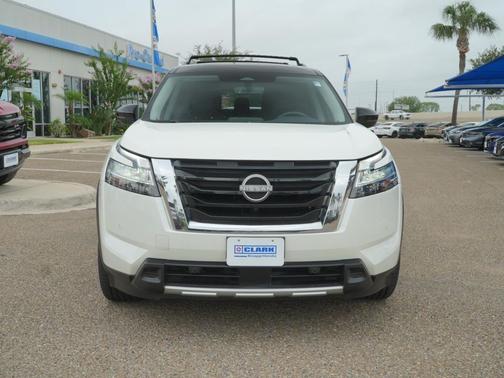 Pearl White Tricoat/Super Black 2023 Nissan Pathfinder SL FWD