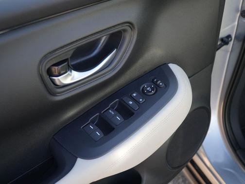Solar Silver Metallic 2027 Honda HR-V LX
