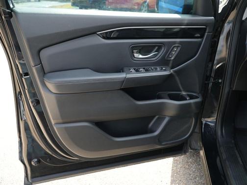 Crystal Black Pearl 2023 Honda Pilot 2WD EX-L 7 Passenger