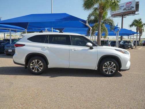 Wind Chill Pearl 2022 Toyota Highlander XLE