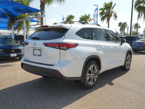 Wind Chill Pearl 2022 Toyota Highlander XLE