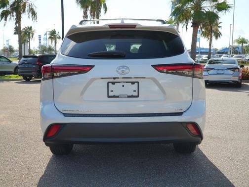 Wind Chill Pearl 2022 Toyota Highlander XLE
