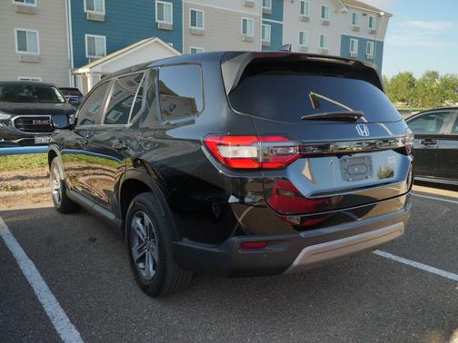 Crystal Black Pearl 2024 Honda Pilot EX-L 7 Passenger