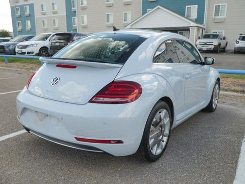 White Silver Metallic 2018 Volkswagen Beetle 2.0T SE