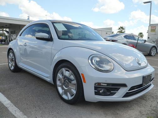 White Silver Metallic 2018 Volkswagen Beetle 2.0T SE