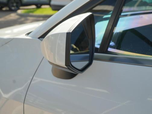 Snow White Pearl 2023 Kia Sportage LX