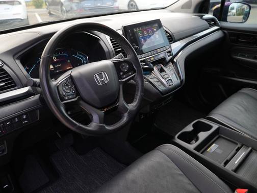 Sonic Gray Pearl 2024 Honda Odyssey Elite