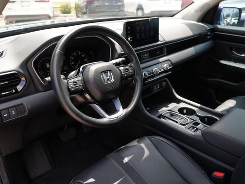 Crystal Black Pearl 2025 Honda Pilot Touring 8-Passenger
