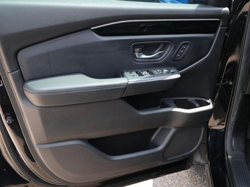 Crystal Black Pearl 2025 Honda Pilot Touring 8-Passenger