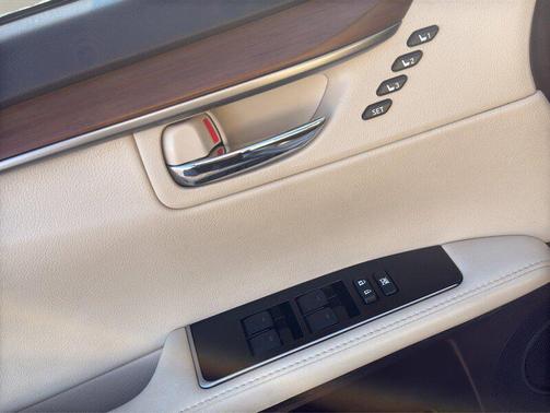 2016 Lexus ES 300h Base