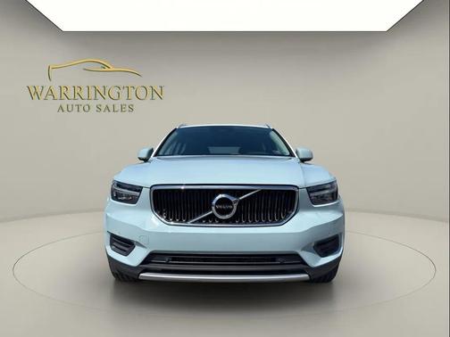 Bright Silver Metallic 2019 Volvo XC40 T5 Momentum