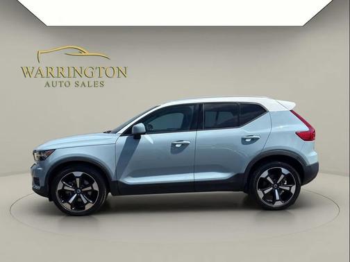 Bright Silver Metallic 2019 Volvo XC40 T5 Momentum