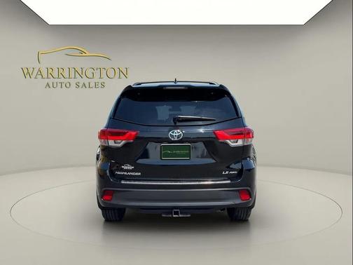 Midnight Black Metallic 2019 Toyota Highlander LE
