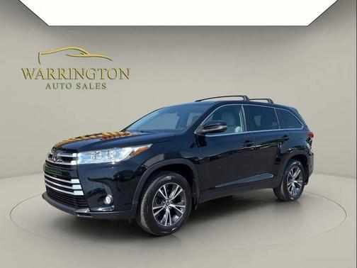 Midnight Black Metallic 2019 Toyota Highlander LE