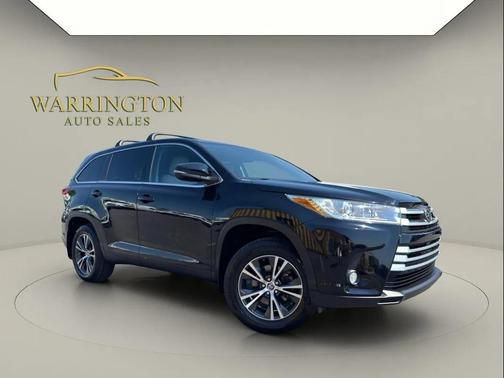 Midnight Black Metallic 2019 Toyota Highlander LE