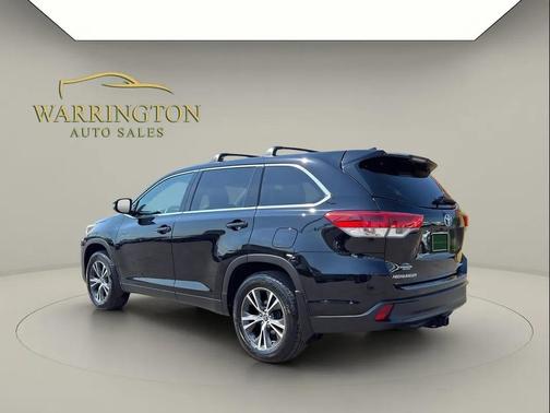 Midnight Black Metallic 2019 Toyota Highlander LE