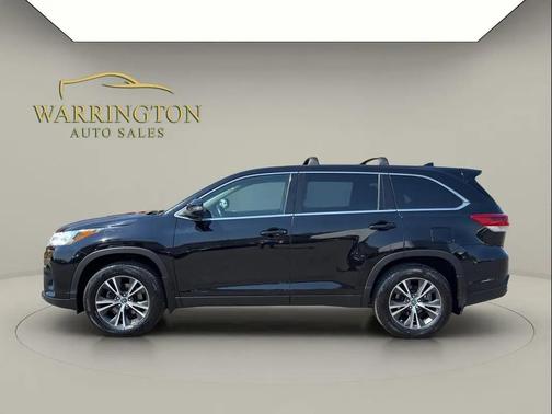 Midnight Black Metallic 2019 Toyota Highlander LE
