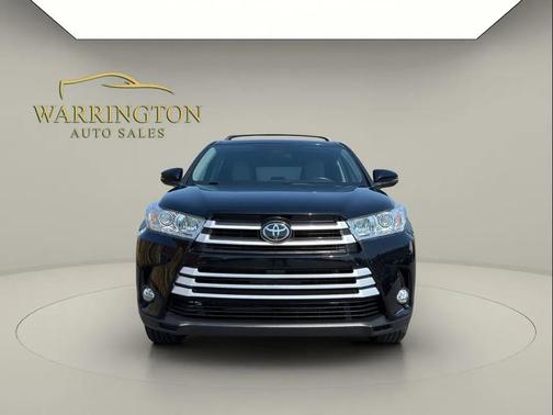 Midnight Black Metallic 2019 Toyota Highlander LE