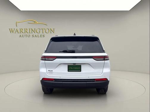 Bright White Clearcoat 2024 Jeep Grand Cherokee Altitude