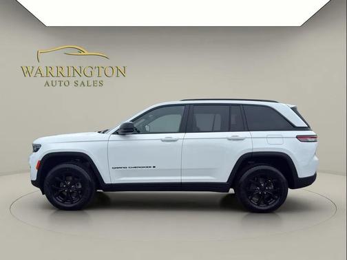 Bright White Clearcoat 2024 Jeep Grand Cherokee Altitude