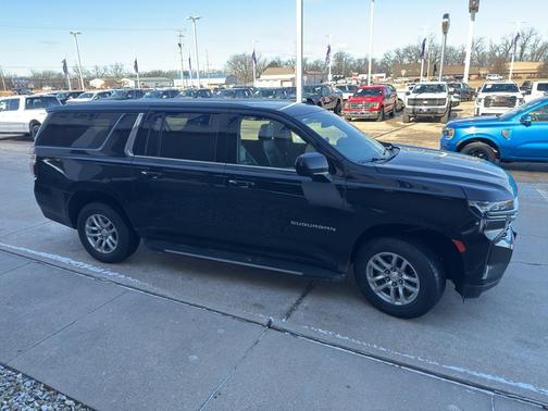2023 Chevrolet Suburban LT