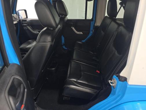 CHIEF 2017 Jeep Wrangler Unlimited Sahara