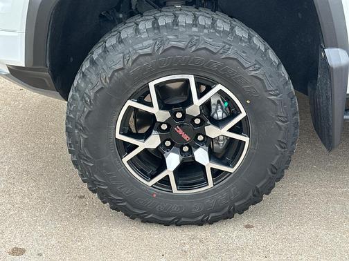 Summit White 2024 GMC Canyon AT4X