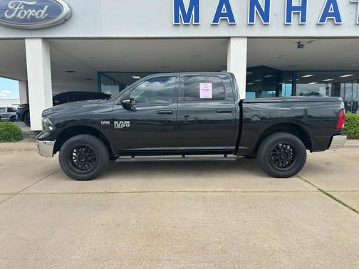 Brilliant Black Crystal Pearlcoat 2019 RAM 1500 Classic Big Horn