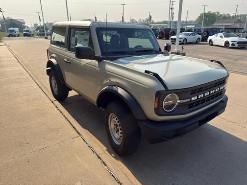 Desert Sand 2026 Ford Bronco Base