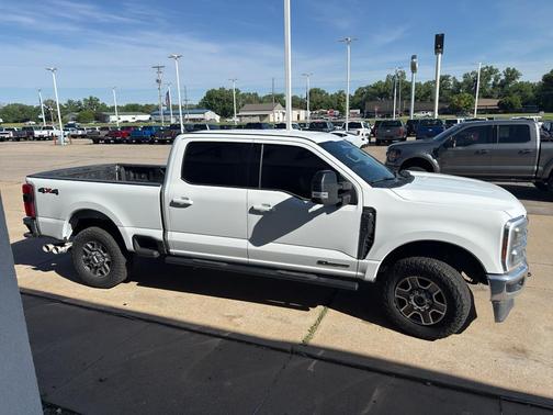 Oxford White 2025 Ford F-250 Lariat