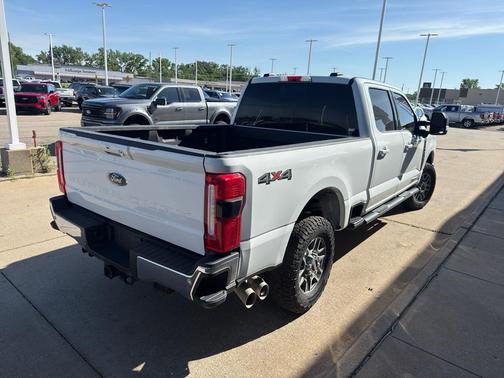Oxford White 2025 Ford F-250 Lariat